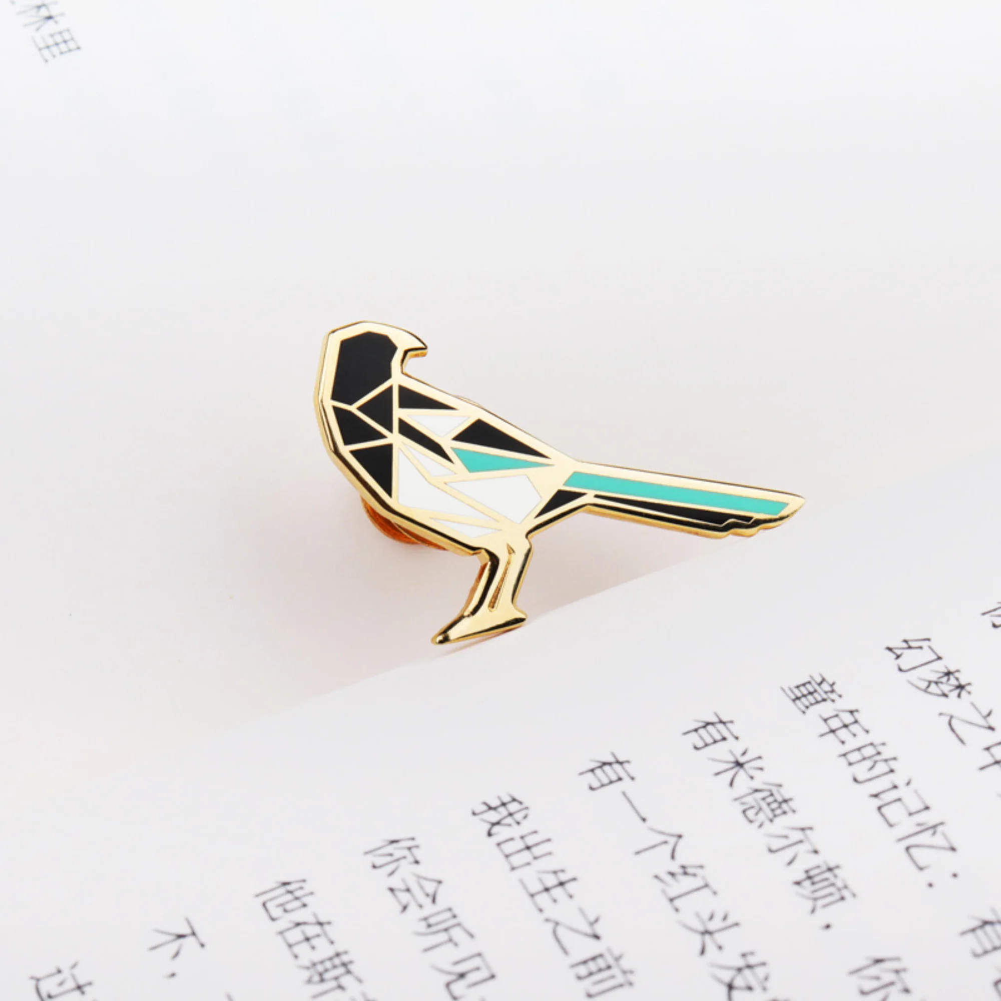 Fanli Enamel Pins "Magpie" - Image 2