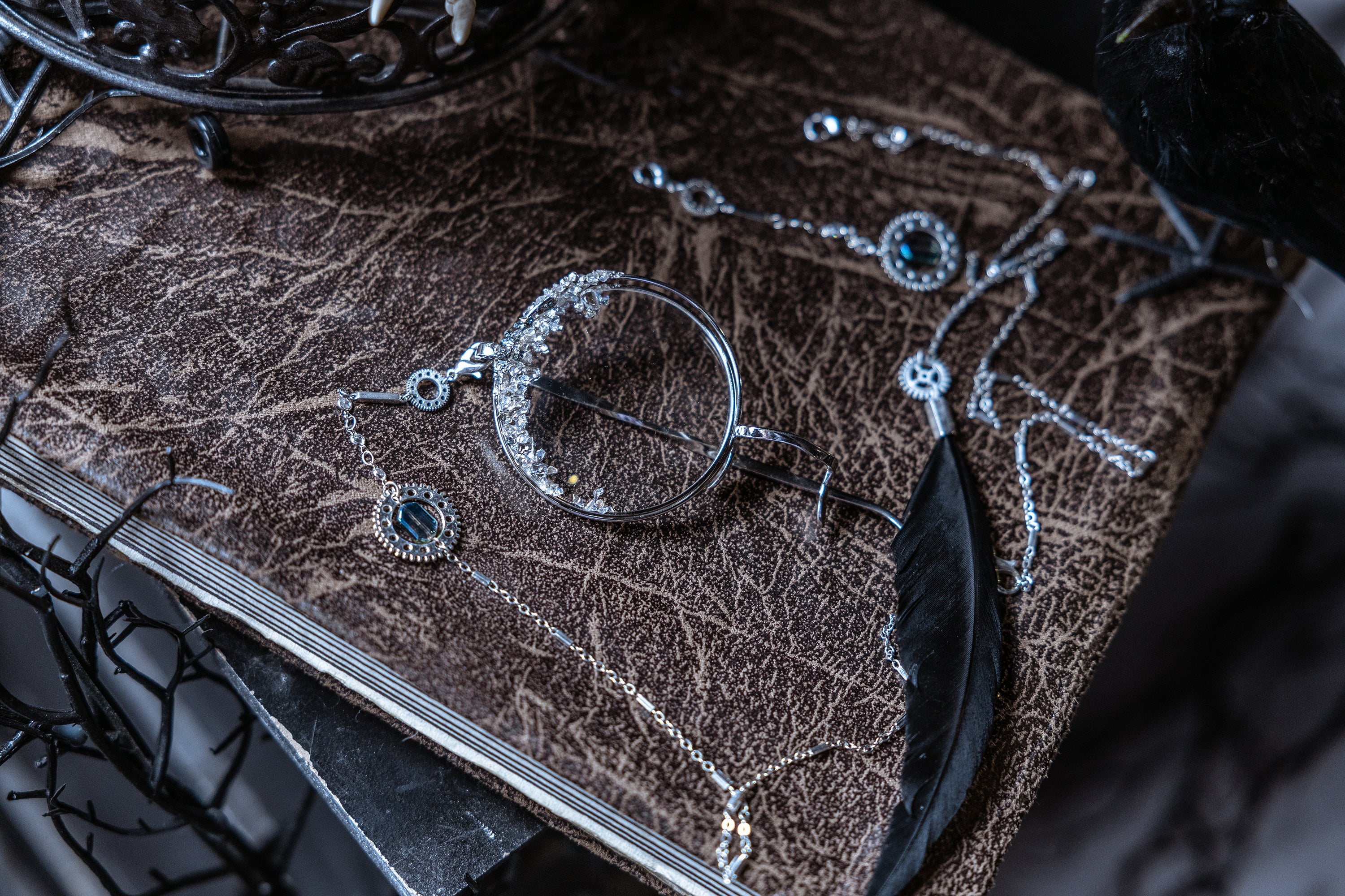 Lord of Mysteries Amon Series Crystal Gilded Monocle with Ornamental Chain - Image 6