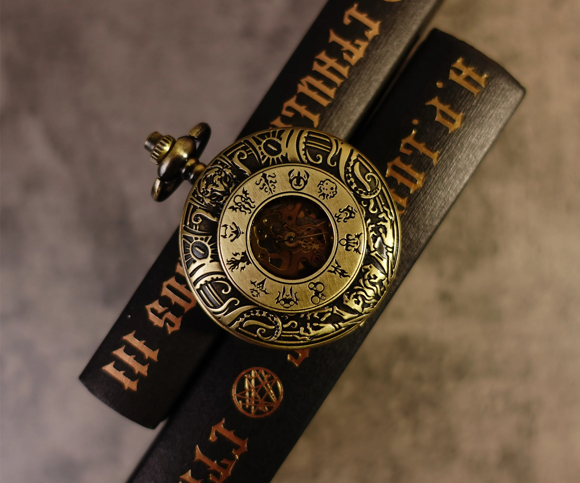 The Shadow Out of Time Cthulhu Mechanical Pocket Watch - Image 4